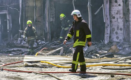 Trwa inwazja Rosji na Ukrainę. Strażacy gaszą jeden z pożarów, który wybuchł z powodu ataku dronów
