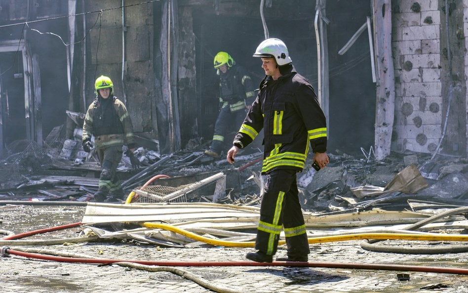 Trwa inwazja Rosji na Ukrainę. Strażacy gaszą jeden z pożarów, który wybuchł z powodu ataku dronów