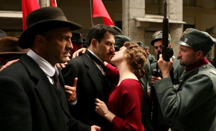 Mussolini (Filippo Timi) i Ida Dalser (Giovanna Mezzogiorno). Ich związek był tuszowany przez faszys