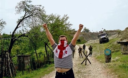 Gruzin protestujący przed rosyjskim posterunkiem w Khati na zachodzie Gruzji (fot: AFP/Louisa GOULIA