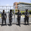 Funkcjonariusze sił bezpieczeństwa przed budynkiem Ministerstwa Środowiska Dominikany