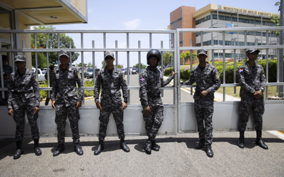 Funkcjonariusze sił bezpieczeństwa przed budynkiem Ministerstwa Środowiska Dominikany