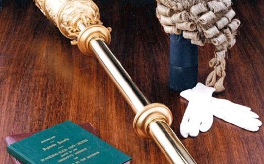 Ceremonial mace – zdobiona buława noszona przed władcą lub dostojnikami państwowymi podczas ceremoni