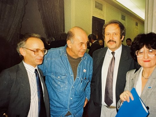 Od lewej: Jan Lityński, Jacek Kuroń, Janusz Steinhoff i Anna Knysok (KO Solidarność), 1989 r.