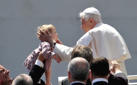 2 maja 2012 - papież z dzieckiem w czasie audiencji generalnej