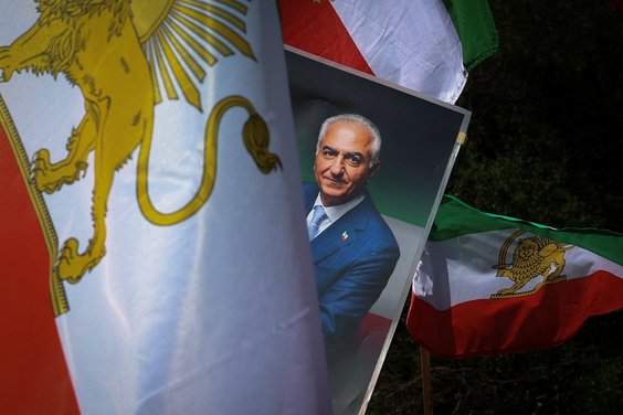 Irańczycy świętują przed ambasadą Iranu w Portugalii, trzymając portret Rezy Pahlaviego, przebywając