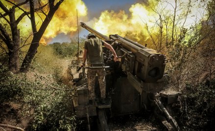 Żołnierz 24. brygady zmechanizowanej strzela z haubicy samobieżnej 2s5 „Hiacynt-S” w pobliżu miasta 