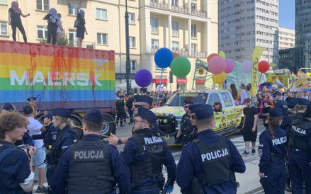 Pozostała część parady została skierowana na boczny pas