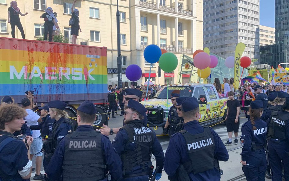 Pozostała część parady została skierowana na boczny pas