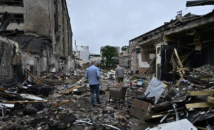 Mieszkańcy wśród gruzów po rosyjskim ataku rakietowym w centrum Kramatorska