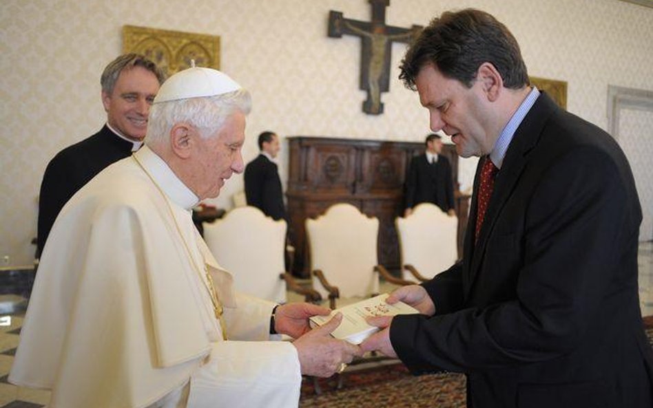 Peter Seewald wręcza egzemplarz książki Benedyktowi XVI