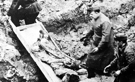 Zwłoki zamordowanych oficerów polskich ekshumowane wiosną 1943 roku w Katyniu (fot. muzeum katyńskie