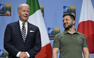 Joe Biden i Wołodymyr Zełenski podczas szczytu NATO w Wilnie