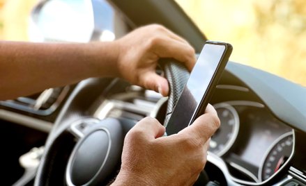 Używanie komórki w aucie przyczyną co czwartego wypadku