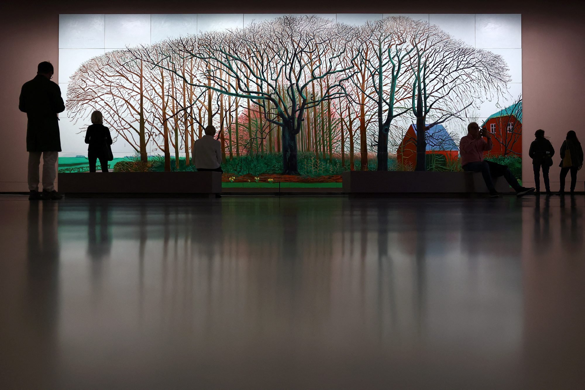 Artysta wśród kwitnących żonkili