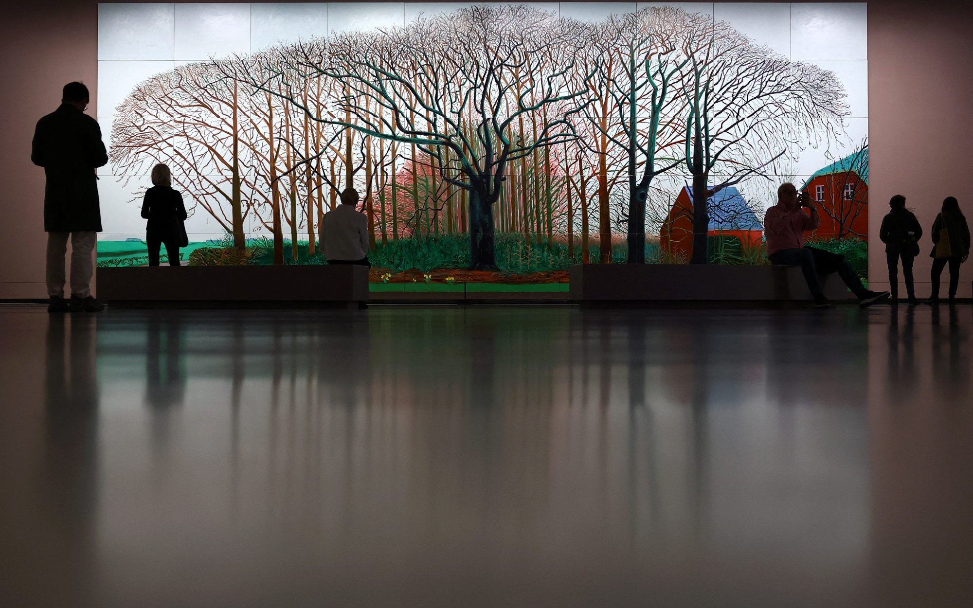 Artysta wśród kwitnących żonkili