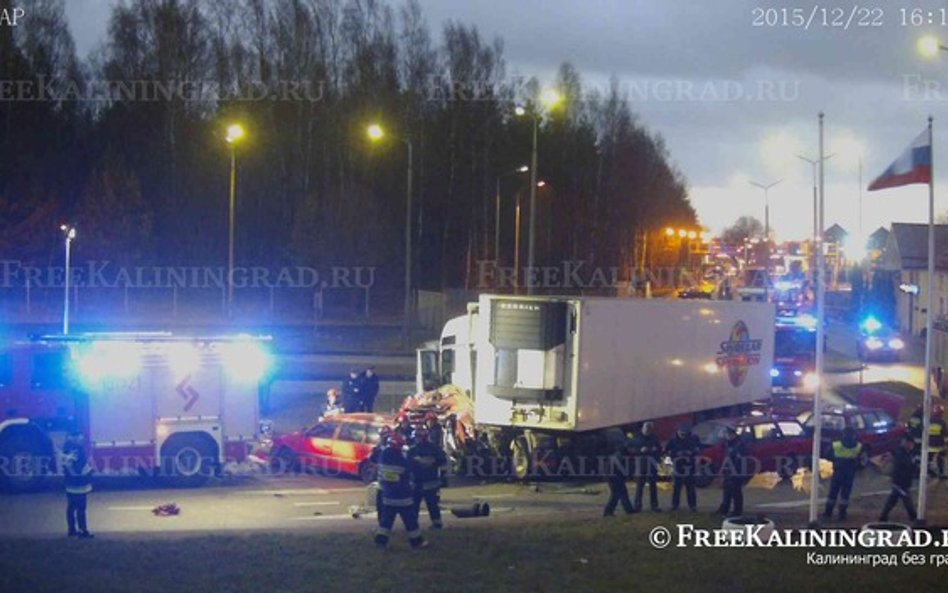 TIR staranował auta na przejściu granicznym