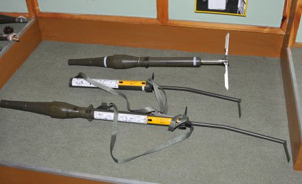 Granatnik RPG-76 ze zbiorów toruńskiego Muzeum Artylerii. Od góry: granat PG-76, wyrzutnia i granatn