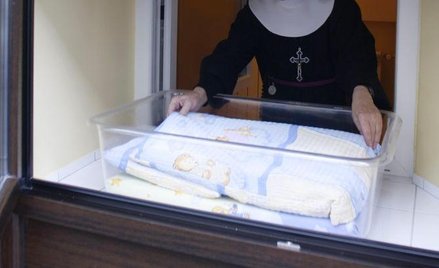 Okna życia ważniejsze niż nazwisko matki