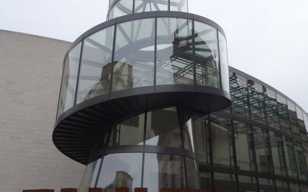 Nowe skrzydło Niemieckiego Muzeum Historycznego(architektura I.M. Pei) z rzeźbą „Einheit” (Jedność) 