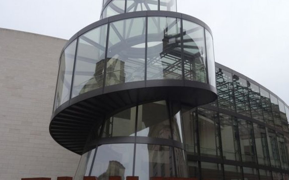 Nowe skrzydło Niemieckiego Muzeum Historycznego(architektura I.M. Pei) z rzeźbą „Einheit” (Jedność) 