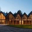 Cały kompleks wybudowano z drewna: sosnowych belek i drewna klejonego krzyżowo (CLT).