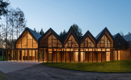 Cały kompleks wybudowano z drewna: sosnowych belek i drewna klejonego krzyżowo (CLT).