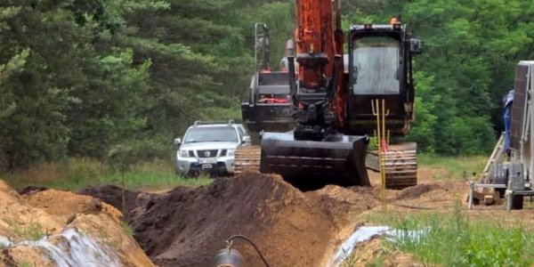 Wyciek ropy na drodze krajowej. Operator koparki był pijany