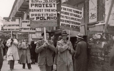 ?Palestyna, luty 1945. Polacy protestują przeciwko postanowieniom konferencji jałtańskiej. Na pierws