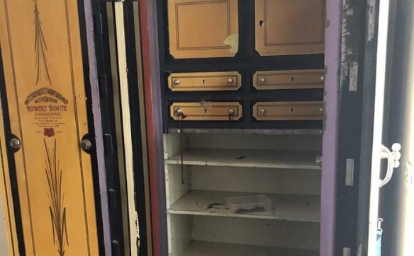 W jednym z mieszkań znaleziono zabytkowy sejf – szafę pancerną o wysokości 180 centymetrów