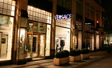 Versace przeprasza Chiny i niszczy T-shirty