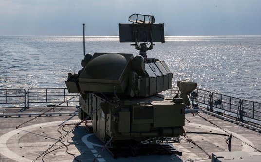 Moduł bojowy przeciwlotniczego systemu rakietowego Tor-M2KM podczas testów na pokładzie fregaty Admi