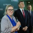 Była prezes SN Małgorzata Manowska (L) oraz nowy prezes Zbigniew Kapiński (2L)  w holu głównym Sądu 