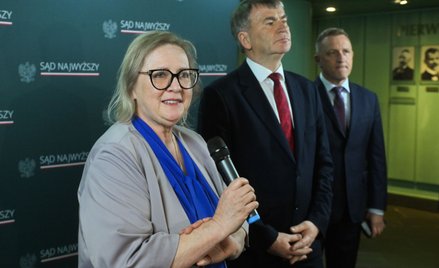 Była prezes SN Małgorzata Manowska (L) oraz nowy prezes Zbigniew Kapiński (2L)  w holu głównym Sądu 