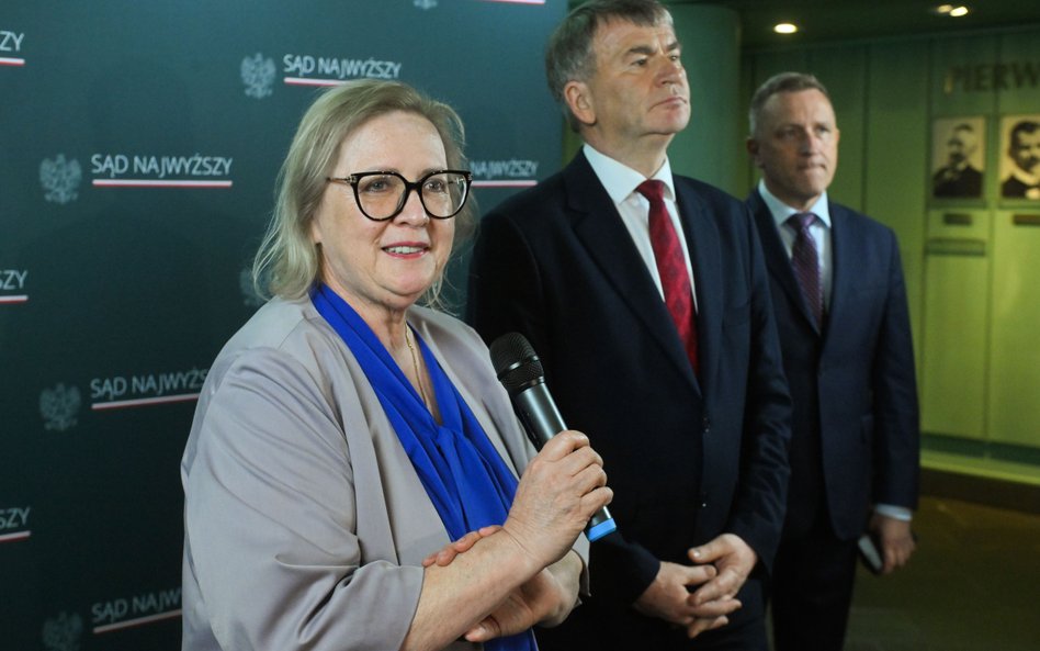 Była prezes SN Małgorzata Manowska (L) oraz nowy prezes Zbigniew Kapiński (2L)  w holu głównym Sądu 