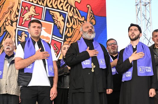 Arcybiskup Bagrat Galstanian na czele wiecu, którego uczestnicy domagali się rezygnacji premiera Nik