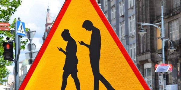 Instytut apeluje o nowy znak drogowy ostrzegający przed pieszymi ze smartfonami