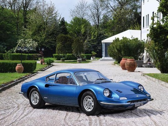 Dino to jeden z najsłynniejszych modeli marki Ferrari. Stylizacja Pininfariny zachwyca niezmiennie o