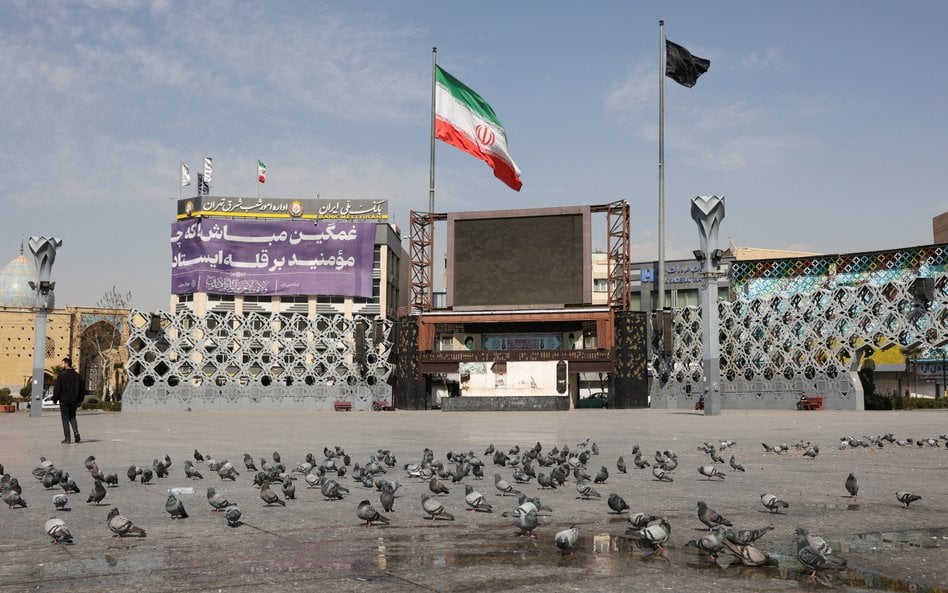 Czarna flaga, powiewająca obok flagi Iranu w Teheranie