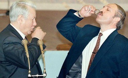 1996. Podczas podpisania z prezydentem Borysem Jelcynem deklaracji o utworzeniu państwa związkowego 