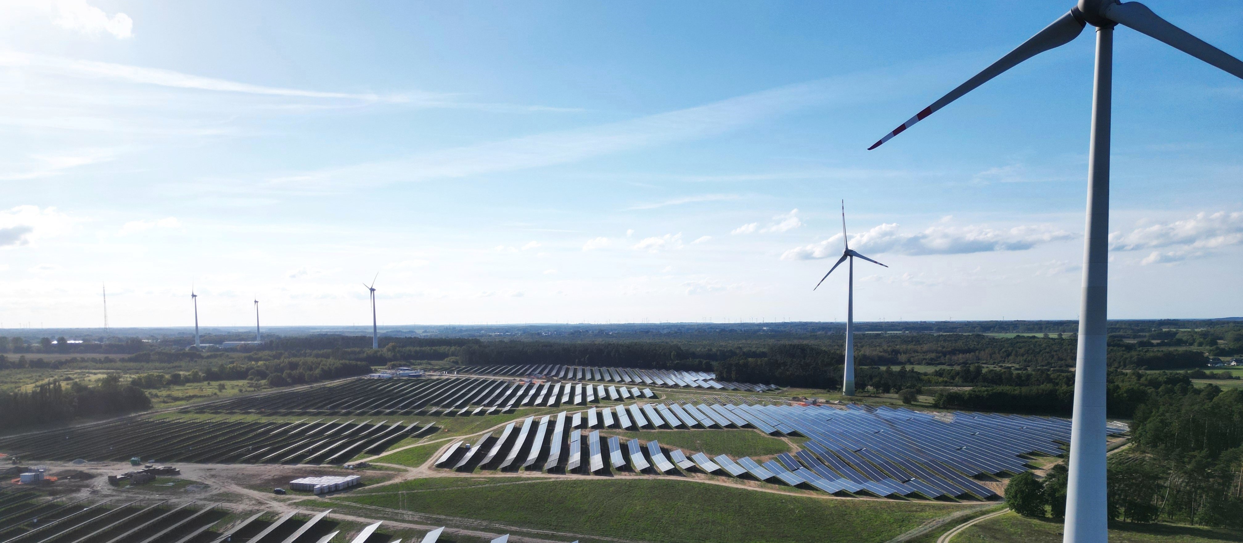 Zielona energia redukuje emisje. Zrównoważona energia ze źródeł Polenergii buduje przyszłość.