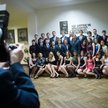 Maturzyści podczas zabawy studniówkowej w szkole