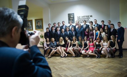 Maturzyści podczas zabawy studniówkowej w szkole