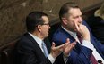 Były premier Mateusz Morawiecki i kandydat PiS na szefa rządu Przemysław Czarnek na sali obrad Sejmu