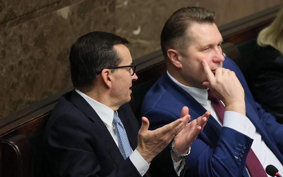 Były premier Mateusz Morawiecki i kandydat PiS na szefa rządu Przemysław Czarnek na sali obrad Sejmu