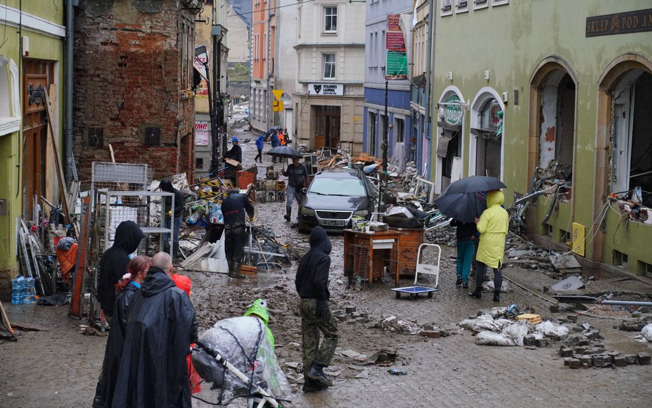 Walka z żywiołem wodnym i cenowym. Jak powstrzymać drożyznę po powodzi?