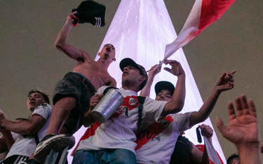 Piłkarze grali w Madrycie, a kibice River Plate spontanicznie gromadzili się pod obeliskiem w Buenos