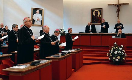 Według biskupów zmiany ideowe w świecie uderzają w małżeństwo, rodzinę i życie nienarodzone
