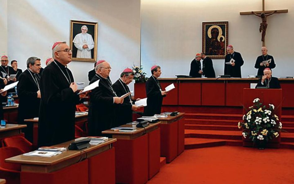 Według biskupów zmiany ideowe w świecie uderzają w małżeństwo, rodzinę i życie nienarodzone