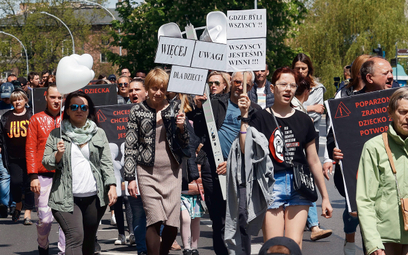 Podczas Marszu Sprawiedliwości, 14 maja w Częstochowie, demonstrujący przeszli obok szkoły skatowane